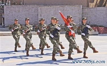 洞头和南澳两地女民兵连结举行升国旗庆典。黄露萱摄